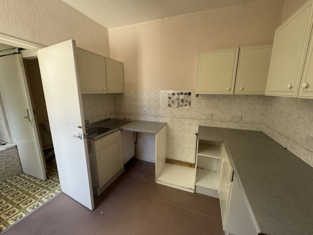 Lot: 80 - VERSATILE PROPERTY WITH POTENTIAL CLOSE TO TOWN CENTRE - First floor kitchen